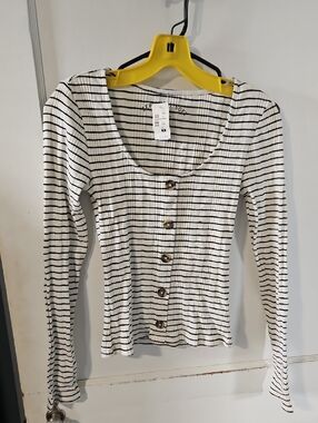 NWT JUNIORS Striped Scoop Neck Button-Front Top - White/Black